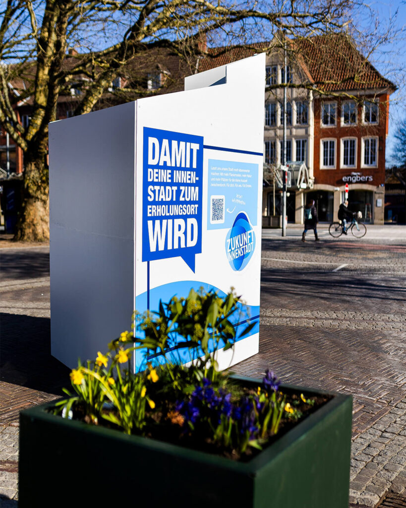 Schiffsaufsteller zur Kampagne „Zukunft Innenstadt“ in der Emder Innenstadt